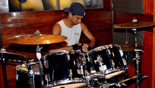 Batera da banda Riesgo e DJ nas horas vagas. http://t.co/SJK2PN0qF6
