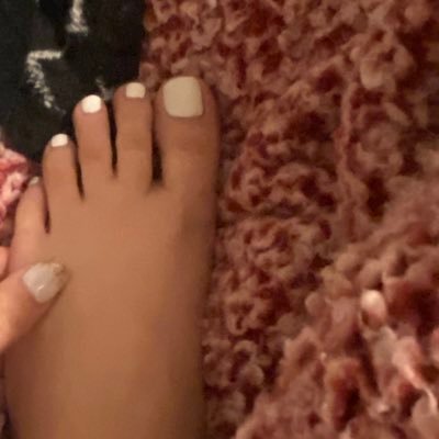 hi babes ❤️ dm me for feet pictures I will accept cash app & Venmo only !
