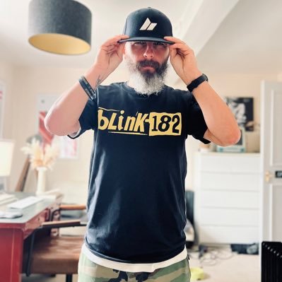 Designer. Snowboarder. Crappy Punk Guitarist. Member of Zulu 19 Airsoft Team. Mini Schnauzer owner. ❤️ Blink-182 fan.