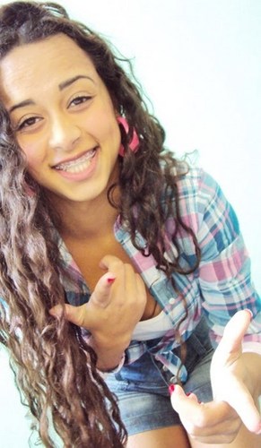 sou uma menina doce e meiga , alegre 
 gosto de sair com os amgs' e curtu beijar , kkk
 etc..
