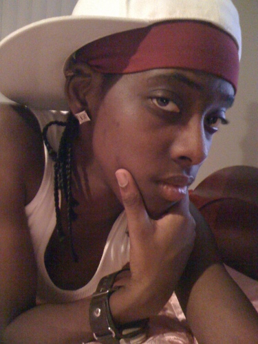 im 19 year old i love femals im a lisbian, i play high school basketball,  im married i make music im an hp-hop/r&b rapper i love to dance