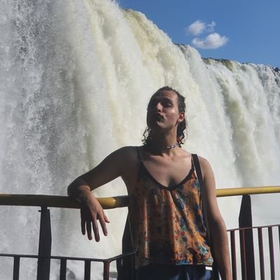 (Ela/elu) Me chamo Akal, uso essa rede social para, entre outras coisas, reclamar(e muito). Trans Não binario - Travesty. Borderline | Não monogamia política