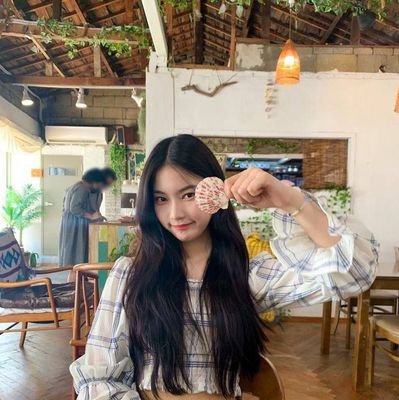 esyhsy's profile picture. 📚🎻🎞️