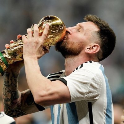 YayoWebby's profile picture. -  飛べ  -