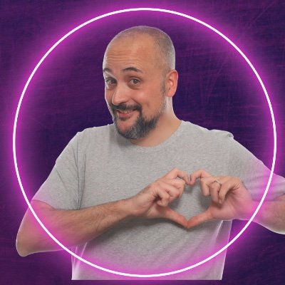 Padre. Marido. Hijo. Podcaster. Cómico de stand-up en TERAPIA DE PAREJAS 
Y amigo de gatos.