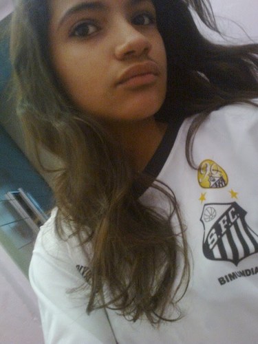 - menininha complicada que vivi no seu proprio mundinho cor de ROSA  que não sabe ainda diferenciar o amor de uma paixão *''