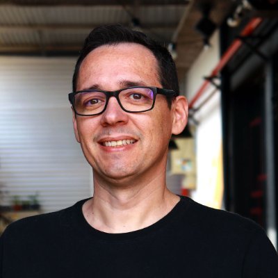 Eu ajudo empresas b2b de tecnologia a desenvolverem estratégias digitais para aumentarem a sua efetividade comercial.