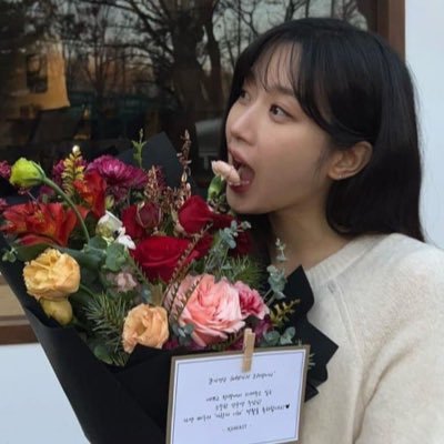 xxxzh0's profile picture. 지나간 시간보다 다가올 날들에 더 행복했으면 좋겠습니다