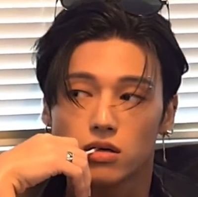 wooyoung y yo comiendo papas fritas
