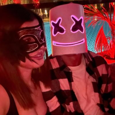 DniaJohn's profile picture. 