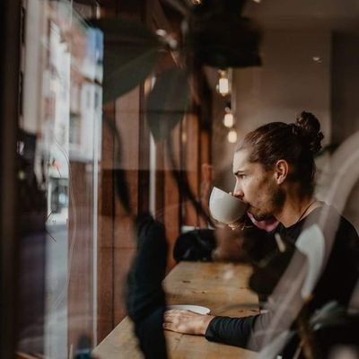 On amène les gens courageux à une action en la leur exposant plus périlleuse qu'elle n'est.