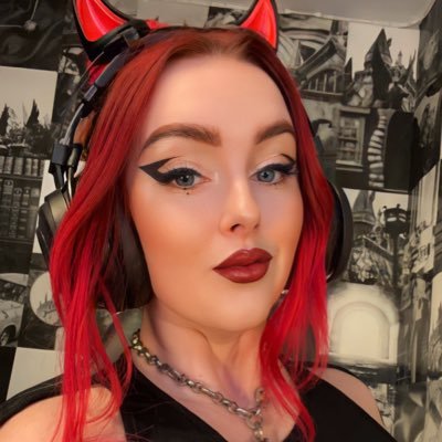• your girlfriends favourite cosplayer • twitch partner • general menace • owner of ‘HeadsetBaddie’ • she/her 🏳️🌈 enquiries: mollymaecosplay@gmail.com