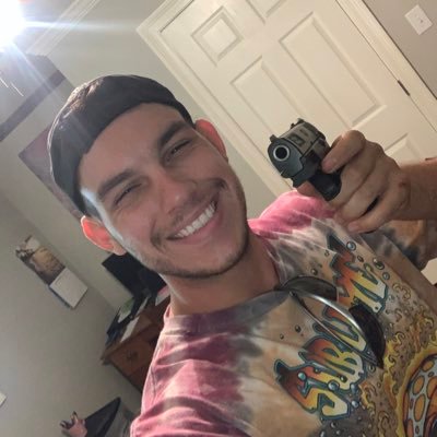 GoCleoWade's profile picture. im still here           J👩🏻‍❤️‍💋‍👨🏻