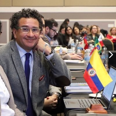 Comunicador Social, Magister en Estudios Políticos.