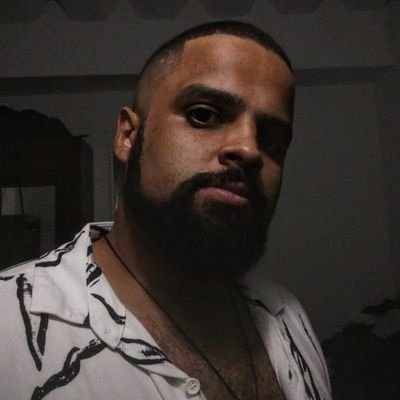 Apenas um rapaz latino americano sem dinheiro no banco