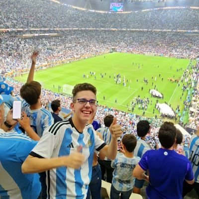 18 años. Futuro periodista deportivo.
Embajador de vivir de lo que me gusta. 
Me gusta ver fútbol y conocer estadios. ⚽️🏟️✍️

torreserwerle@gmail.com