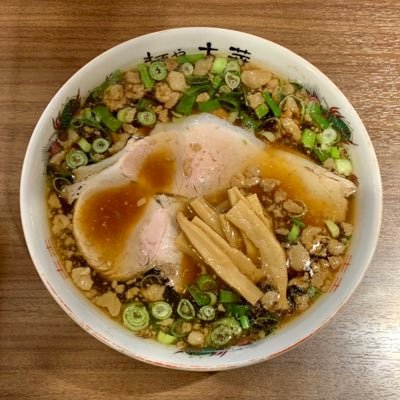 広島県竹原市の名店の味をお届けいたします❗️醤油ダレに背脂の甘みが引き立つ美味しさ… そしてこだわりの倉橋島産のねぎを使用 。関東近郊では希少な本場の尾道ラーメンを是非ご賞味ください🍜