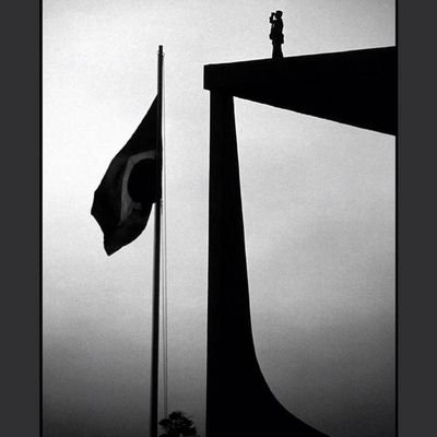 Momento capturado pelo fotojornalista Orlando Britto. Isso não é elogio aos militares, seu corno. Vai estudar