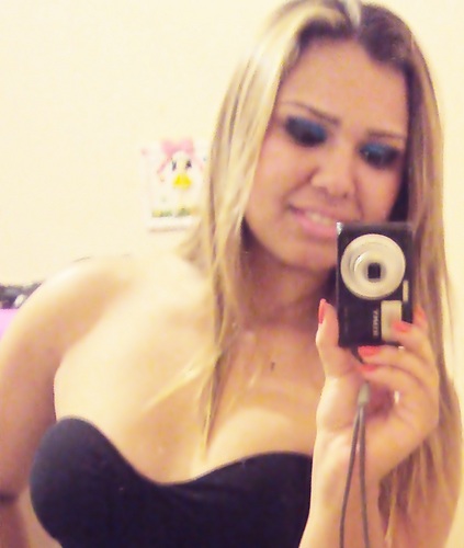 . Não me dôo pela metade, não sou tua meio amiga nem teu quase amor. Ou sou tudo ou sou nada. Não suporto meio termos. Sou boba, mas não sou burra.