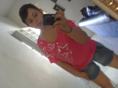 cawgirl,brahmeira,13 anos, apaixonada por sertanejo...
Sou cowgirl com orgulho, apaixonada por rodeio,
Sou igual um puro sangue que não deita com arreio...