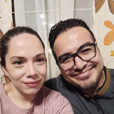 Un imperfecto seguidor de Dios, que día a día se funde en amor por su esposa e hijo.