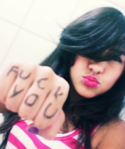 Amanda a sua disposição hihi,tenho 15 anos,estudo no Mariano,sou bagunceira,chata,irritante,metida.