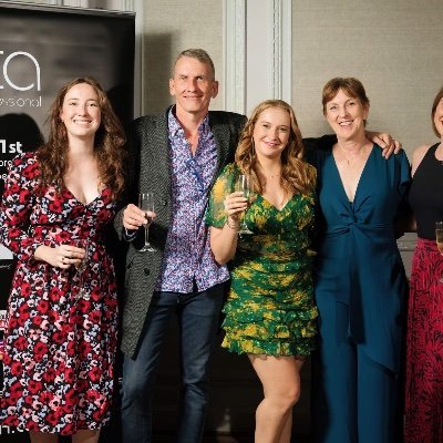 janekni99924542's profile picture. 