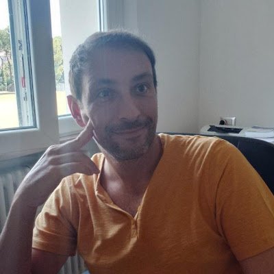 Professore tra una lezione e l'altra.
Sono contro le discriminazioni, cercherò di offendere tutti allo stesso modo.