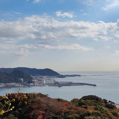 こんにちは。海が大好きです。主に葉山、逗子、横須賀、鎌倉、三浦、横浜辺りの海の風景をつぶやくと思います。よろしくお願いします🌟/学ぶということを楽しんでいます。現在は主に気象と法律を学んでいます。（海事代理士と行政書士、取得できました。どうもありがとうございました😊ご縁が巡ったときは、登録したいと思います。）