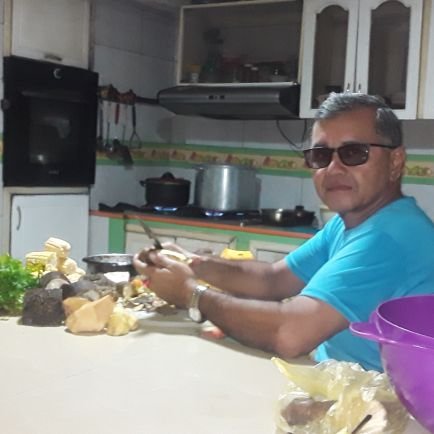 Periodista, fotógrafo, locutor, político, luchador social, melómano, amante del bolero, humanista, amante de mi familia.