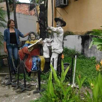 Chef…Revolucionaria... Chavista... Poeta... 
La luna se muestra coqueta,
pícara en la pupila del poeta.
Encendida la pluma que acaricia
el verso que vuela...