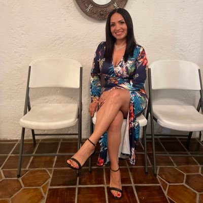 360ali's profile picture. Soy una mujer que no poseo identidad, no hay yo, excepto aquel que es el reflejo de lo que los otros esperan que yo sea; yo soy como tú me quieras.