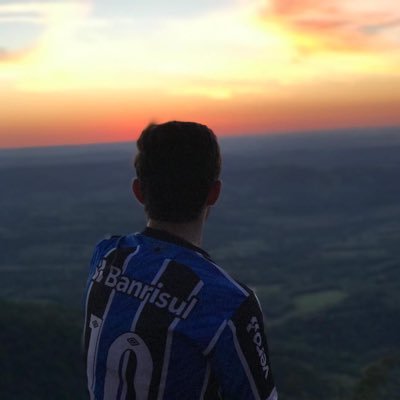 um jovem sem rumo na vida tentando melhorar seu dia com tweets sem graça