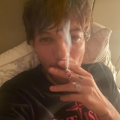 valouist91_'s profile picture. 'Cause everything's change outside, but I feel the same inside ᥫ᭡