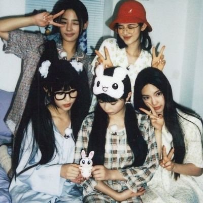 newjeanieration's profile picture. 