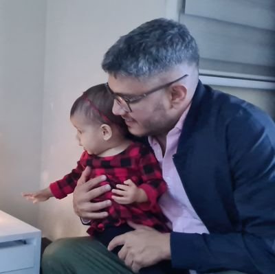Venezolano y creyente de un mejor país.
Papá de Sara Antonella y Aura Verónica.
Demócrata Cristiano.