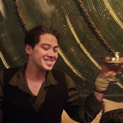 Sebastianosfer's profile picture. Kendi segmentinde ukulelist, eski barista, sürüdeki kara koyun, müstehcen bir gazetenin pazar ekiyim..