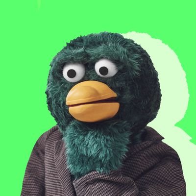Um pato ranzinza com a vida que passa seu tempo no Twitter e na internet no geral.
(Na Net não canônico!)