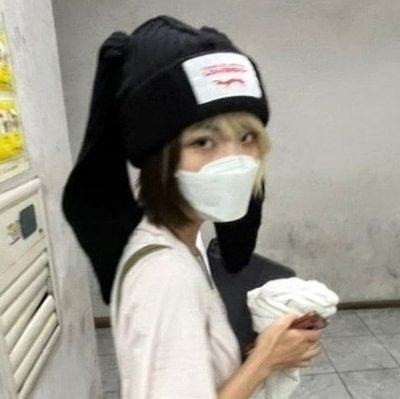 química, artista, kpopper, blzeira, alternativa, bi e antifa tudo num buraco só, olha que legal