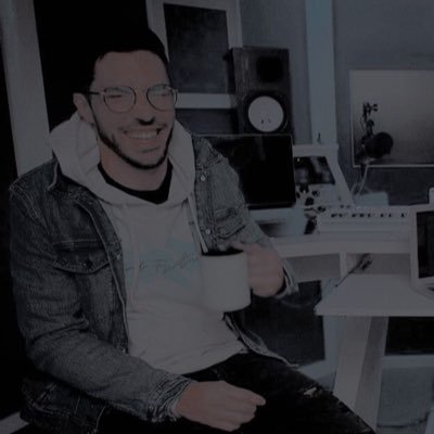 paitmnk's profile picture. ⭑ coffe, cats, op & metal.