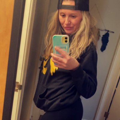 if you’re gonna love her, leave her wild. 🖤💛🖤💛🖤