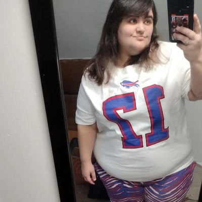 Hi I'm Celest'e 26yr she/her Bisexual 🌈.I freaking love Cm punk,john cena. Blackhawk,Sabres,Bills,Yankee.5FDP,Diamante,Metallica ,Eminem,NF,
Horror movies 🎃👻