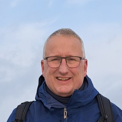 Projectmanager ICT, liefhebber van (strand)wandelen, bergwandelen, sneeuw, beachvolleybal, volleybal, hijskranen, treinen, schaatsen op natuurijs en trance.