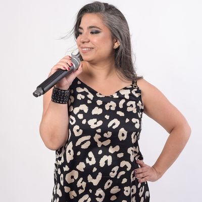 cantante de Rock y eventos varios (matrimonios, aniversarios, etc). Productora de Appetite For News Chile. Conductora de TERROCK con Morocha. Porteña y madre...