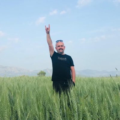 Kavgamız Sevdamızdan büyük olsada , Sevdamızdır kavgamızın sebebi...BEŞİKTAŞK. NE MUTLU TÜRKÜM DİYENE.. ”Amalimiz efkârımız ikbâl-i vatandır”