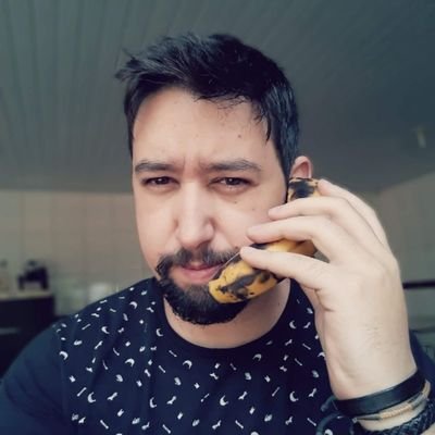 Marido Troféu, Bodybuilder, Designer Gráfico, Ciclista, Cantor, Músico, Boleiro, Romântico e Bêbado.
Nenhum é mentira.
(Quem tira print do twitter dá o cu)