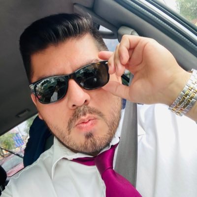 Amante de los bulldogs - LDU - Abogado de profesión - Artista de corazón 🎸