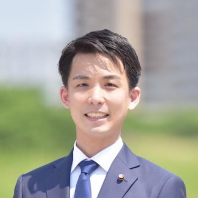 維新政治塾 第4期 最優秀塾生 
枚方市議会議員（2期）
枚方市立中宮小学校、中宮中学校卒
大阪府立四条畷高等学校卒（54期生）
日本大学法学部政治経済学科卒業
一般社団法人枚方青年会議所（JCI）2022年理事
水都くらわんか花火実行委員