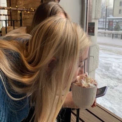 schiapmoon's profile picture. 🪬🪩🦚🐚🍸