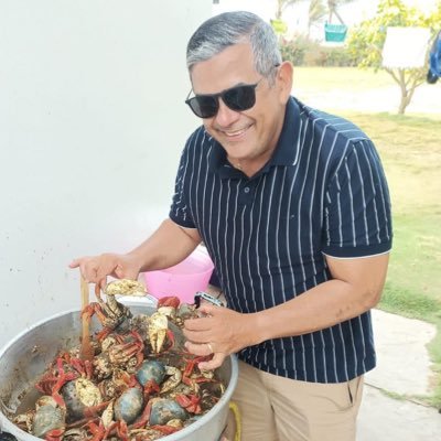 Abogado, acuacultor, barcelonista, manabita y católicos